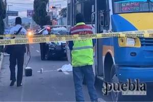 VIDEO: Mujer muere atropellada por camión de transporte público en Puebla