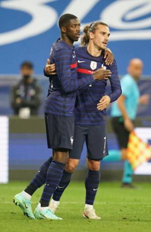 Francia golea 3-0 a Gales y Benzema falla un penal