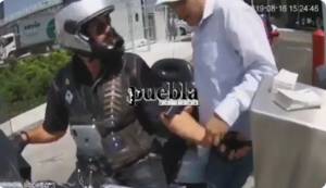 Roban reloj a motociclista en estacionamiento de Costco Puebla