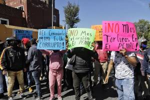 Familiares de reos de penales de Puebla se manifiestan en Casa Aguayo