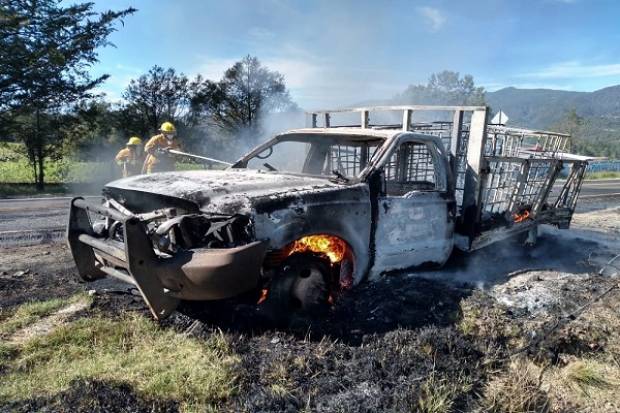 Camioneta con bidones de hidrocarburo se incendió en la carretera Apizaco-Tejocotal