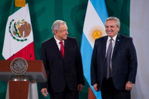 Vacuna COVID debe declararse “bien global”, dice presidente de Argentina desde México