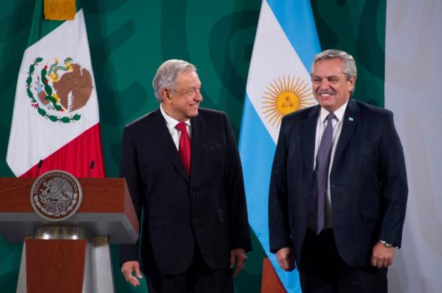 Vacuna COVID debe declararse “bien global”, dice presidente de Argentina desde México
