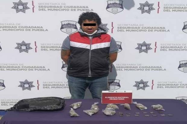 Sujeto con una veintena de dosis de droga fue detenido en Puebla
