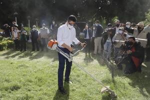 Eduardo Rivera pone en marcha poda de camellones y jardines en Puebla