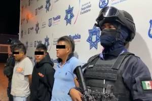 Capturan a tres asaltantes de negocio tras persecución policial en Lomas de Castillotla