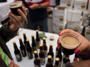 Subir un peso a refrescos y cervezas para el Insabi, propone líder de Morena