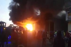 Incendio acabó con bodegas de la central de abasto de Huixcolotla