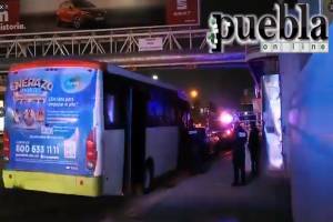 VIDEO: Mujer recibe balazo y muere en transporte público en la Vía Atlixcáyotl