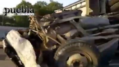 VIDEO: Camión de carga colisiona y queda volcado en la autopista Puebla-Orizaba
