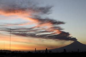 El volcán Popocatépetl despidió el domingo con estas postales
