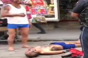 Golpean y desnudan a presuntos ladrones en el centro de Puebla