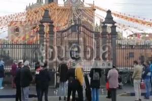 VIDEO: Fieles oran afuera de iglesia saqueada y vandalizada en Texmelucan