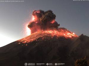 FOTOS. Popocatépetl lanza material incandescente este jueves
