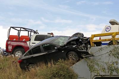 FOTOS: Muere hombre al colisionar contra barra de contención en el Periférico de Puebla