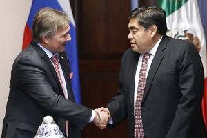Miguel Barbosa acuerda con embajador ruso instalar en Puebla un Consulado Honorario