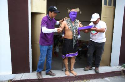 VIDEO. Los engrillados de Atlixco procesionaron este Viernes Santo