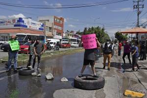FOTOS: Vecinos de Francisco Totimehuacan bloquean la 24 Sur; exigen reparación de drenaje