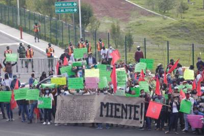 FOTOS Y VIDEO. Poblanos reciben a AMLO con protestas