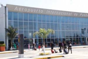 Mantendrán en observación a joven chino que arribó al aeropuerto de Puebla