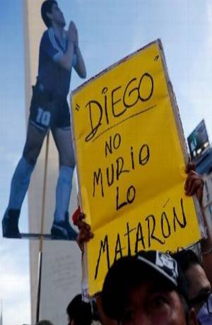 &quot;No se murió, lo mataron!, marchan en Argentina por Maradona