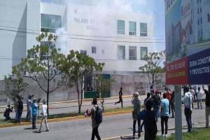 Padres de los 43 vandalizan Palacio de Justicia de Iguala