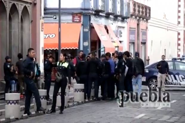 VIDEO: Se registra riña entre ambulantes y personal de Normatividad en el centro de Puebla