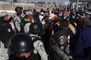 Ancianos hacen fila inútil para vacuna en Tlaxcalancingo; Guardia Nacional los dispersa