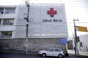 Ambulancia de Cruz Roja vuelca y deja cinco lesionados en Puebla