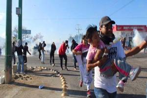 Policía de Chiapas ataca a padres de los 43; seis heridos
