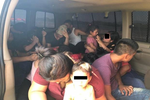 Hallan a 25 migrantes en camioneta clonada del INM en libramiento a Xalapa
