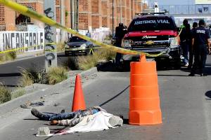 FOTOS: Muere motociclista al derrapar su unidad en el Periférico de Puebla