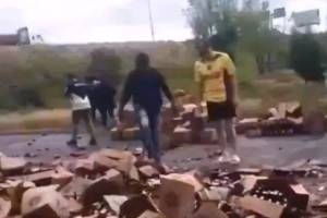 VIDEO: Rapiña de cervezas tras volcadura de camión en el Periférico de Puebla