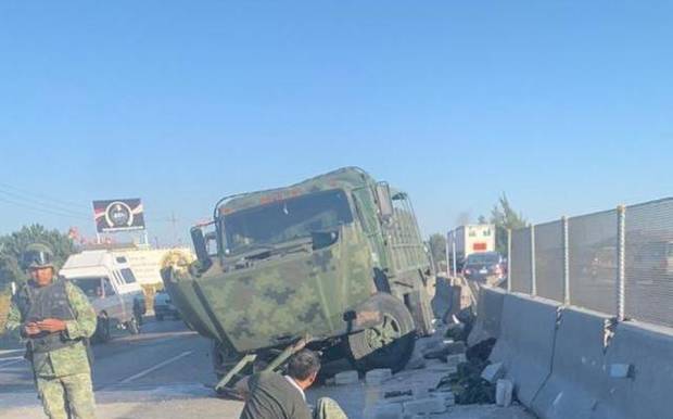 Camión de la Sedena choca en la autopista Puebla-Orizaba