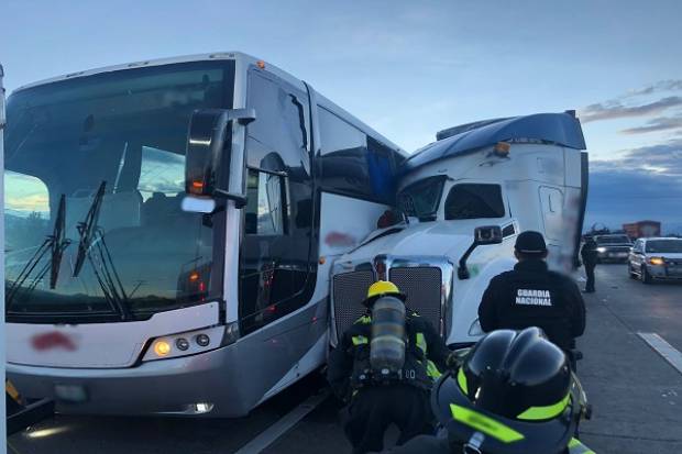 Un muerto deja colisión entre tractocamión y autobús en la autopista Puebla-Orizaba