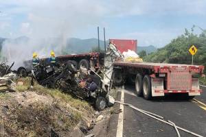 Camión de carga impacta vehículo y mata a una familia en la carretera Izúcar-Morelos