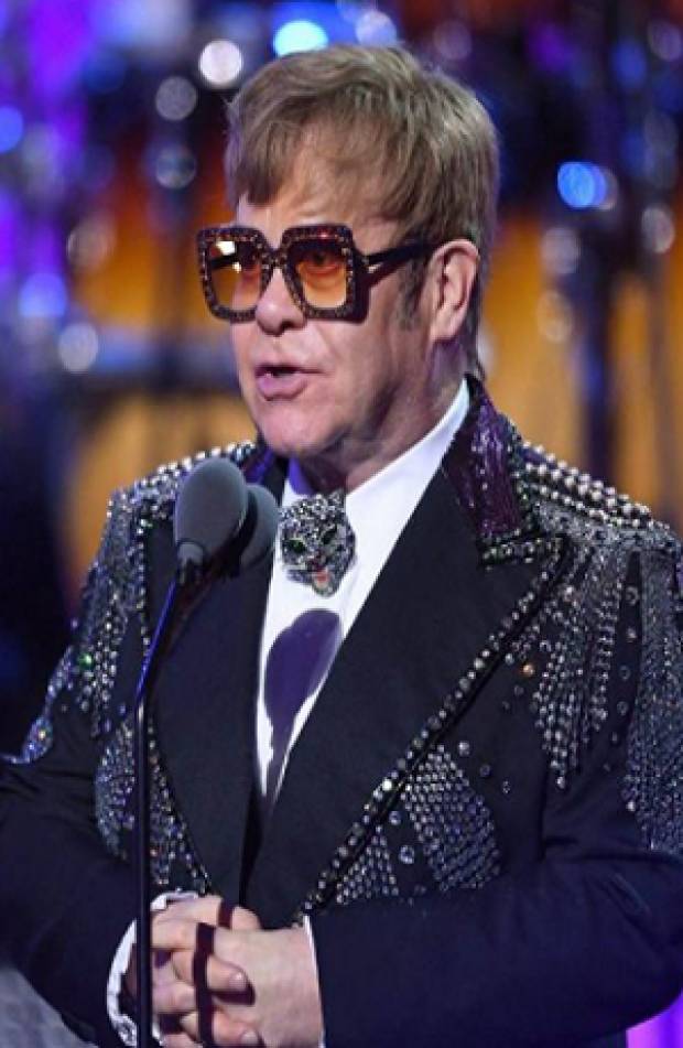 Elton John suspende gira por dar positivo a COVID-19