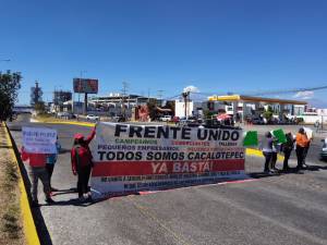 Pobladores de Cacalotepec desquician la vía Atlixcáyotl por culpa de Karina Pérez