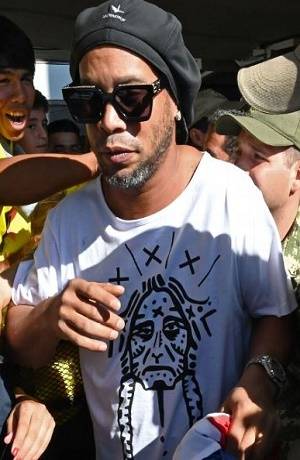 Detienen a Ronaldinho por ingresar con pasaporte falso a Paraguay