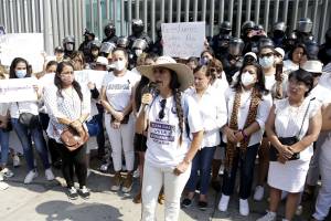 FOTOS: Colectivos exigen justicia en la Fiscalía de Puebla por asesinato de Cecilia Monzón
