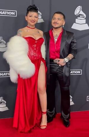 Christian Nodal y Cazzu aparecen en la alfombra roja de los Latin Grammy
