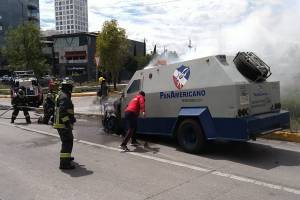 Camioneta de valores se incendia en la Vía Atlixcáyotl
