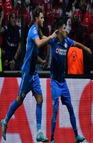 Cruz Azul golea 4-1 al Toluca a domicilio con doblete de Santi Giménez