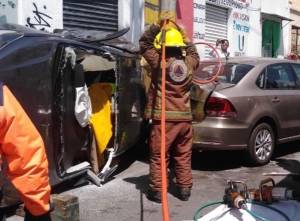 Vehículo quedó volcado tras colisión contra patrulla de la SSC en Puebla