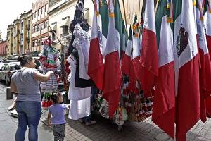 Comerciantes reportan nula venta de artículos patrios en Puebla