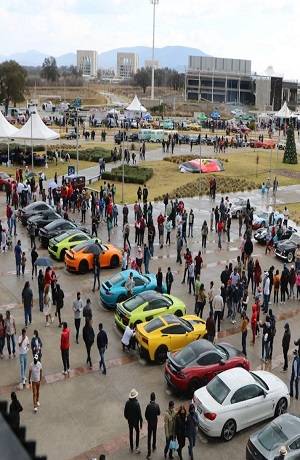 Más de 2 mil personas y 200 vehículos clásicos recibe el Gran Salón del Automóvil