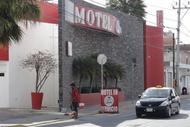 Muere pareja intoxicada con monóxido de carbono en motel de Puebla