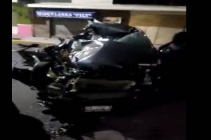 VIDEO: Sujeto salva la vida tras colisionar contra un microbús de la Ruta 50
