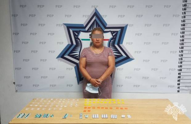 Mujer con más de 100 pastillas psicotrópicas y drogas es detenida en Puebla