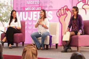 Olimpia Coral habló en Atlixco sobre la violencia digital contra mujeres